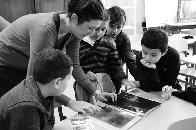 Atelier créatif dans une école de Schaerbeek.